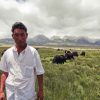 Nuestro conductor posando con los Yaks Conductor tibetano yak